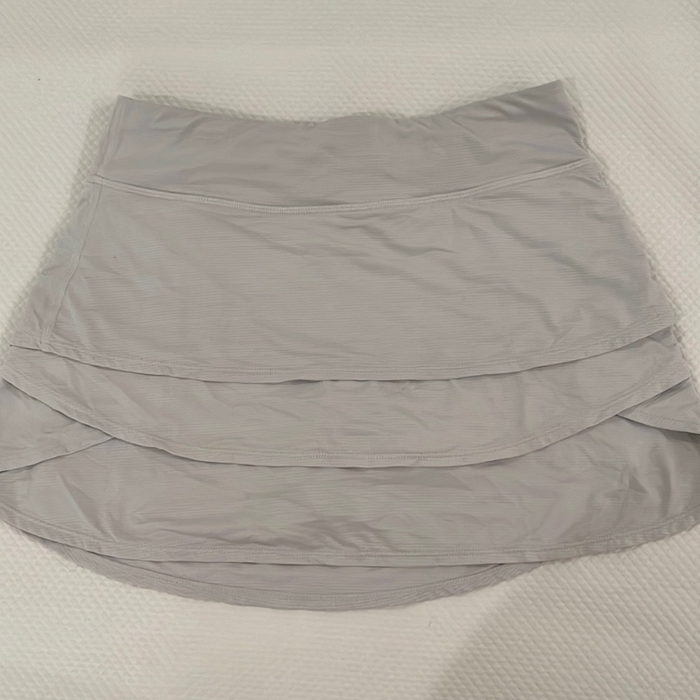 Athleta kids white tennis skirt, size youth xl/ youth 14, fits like an adult xs